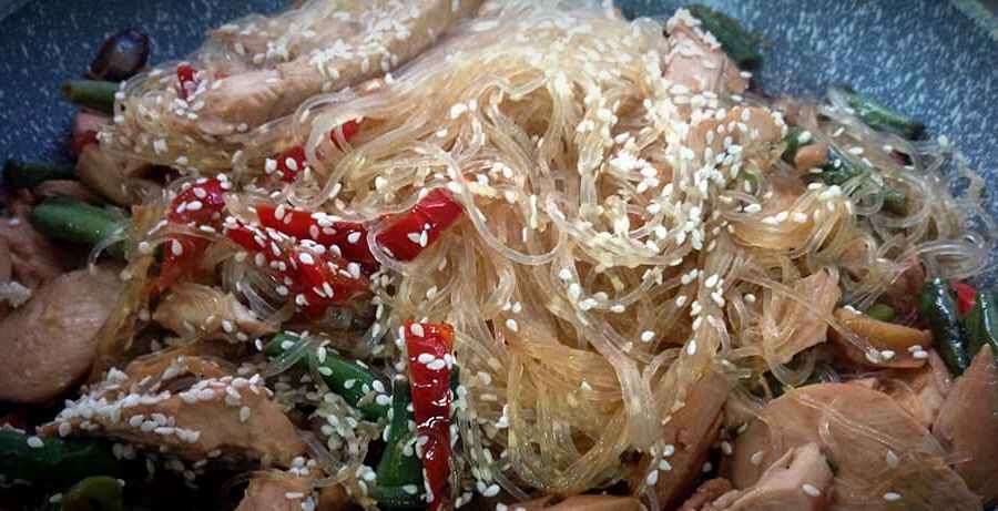 рецепт рисовой лапши с овощами и курицей