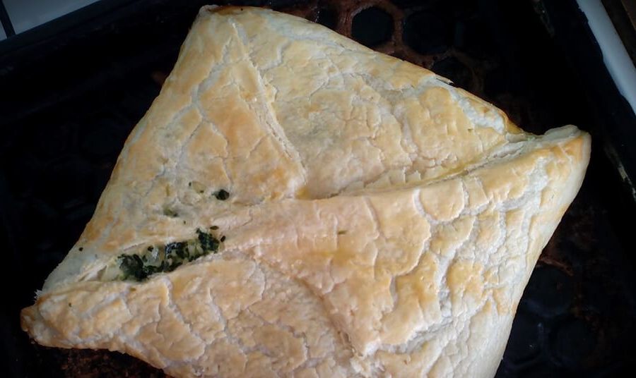 пирог со шпинатом и сыром из слоеного теста